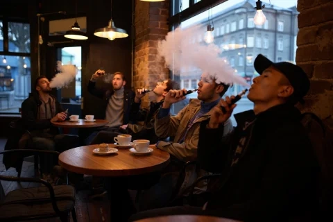 カフェでリラックスしながらVAPEを楽しむ人